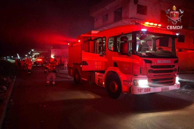 Homem ateou fogo na residência após ameaçar a companheira - (crédito: Divulgação/CBMDF) Homem ateou fogo na residência após ameaçar a companheira - (crédito: Divulgação/CBMDF)