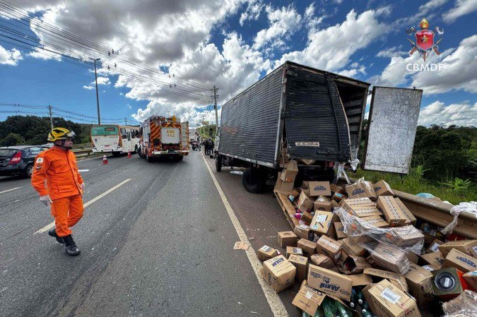 Colisão entre moto e caminhão terminou em óbito em Samambaia. - (crédito: CBMDF) Colisão entre moto e caminhão terminou em óbito em Samambaia. - (crédito: CBMDF)