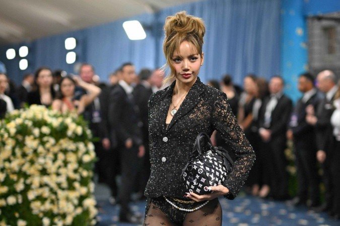 Lisa no Met Gala 2025: bordados na calcinha assemelhavam-se a uma ativista dos direitos civis - (crédito: Angela Weiss/AFP) Lisa no Met Gala 2025: bordados na calcinha assemelhavam-se a uma ativista dos direitos civis - (crédito: Angela Weiss/AFP)