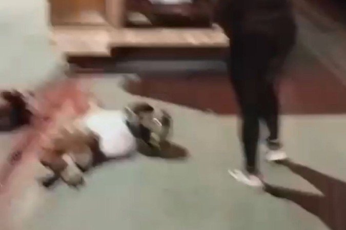 Ao chegar no local, as equipes de socorro encontraram o homem de 40 anos com ferimentos imcompatíveis com a vida
- (crédito: 100tretasbsb) Ao chegar no local, as equipes de socorro encontraram o homem de 40 anos com ferimentos imcompatíveis com a vida
- (crédito: 100tretasbsb)