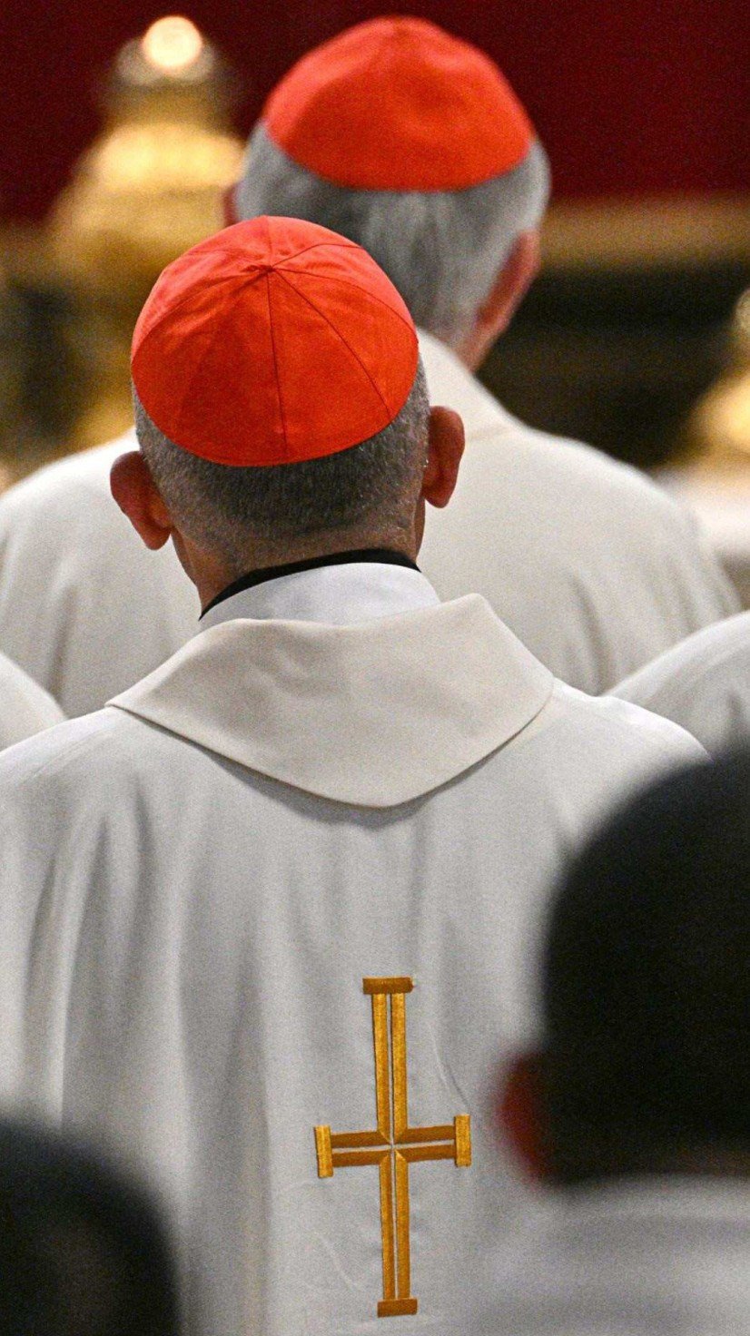 Esta fotografia mostra cardeais com zucchetto vermelho como solidéu durante a missa do Oitavo Novemdiale, após o funeral do papa e antes do conclave, na Basílica de São Pedro, no Vaticano, em 3 de maio de 2025       -  (crédito: Andreas SOLARO/AFP      )