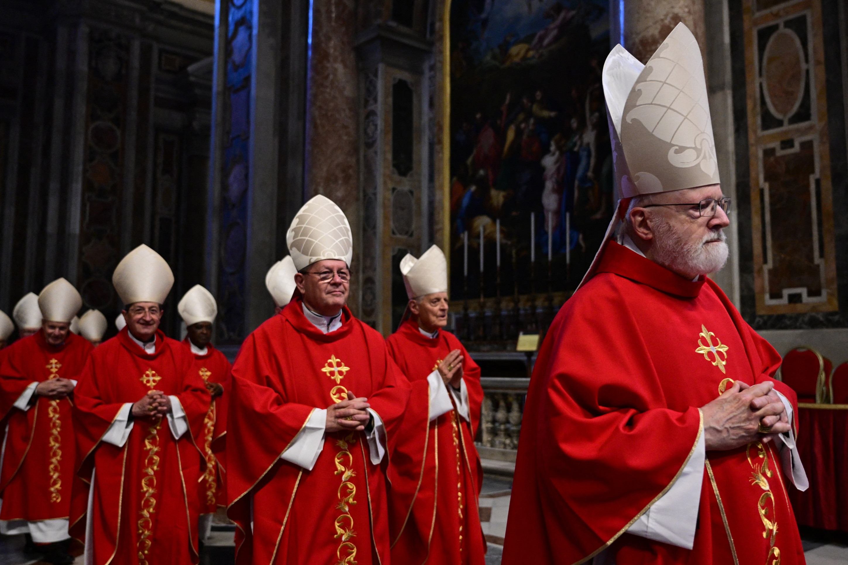 Cardeais defendem papa agregador e humanista 