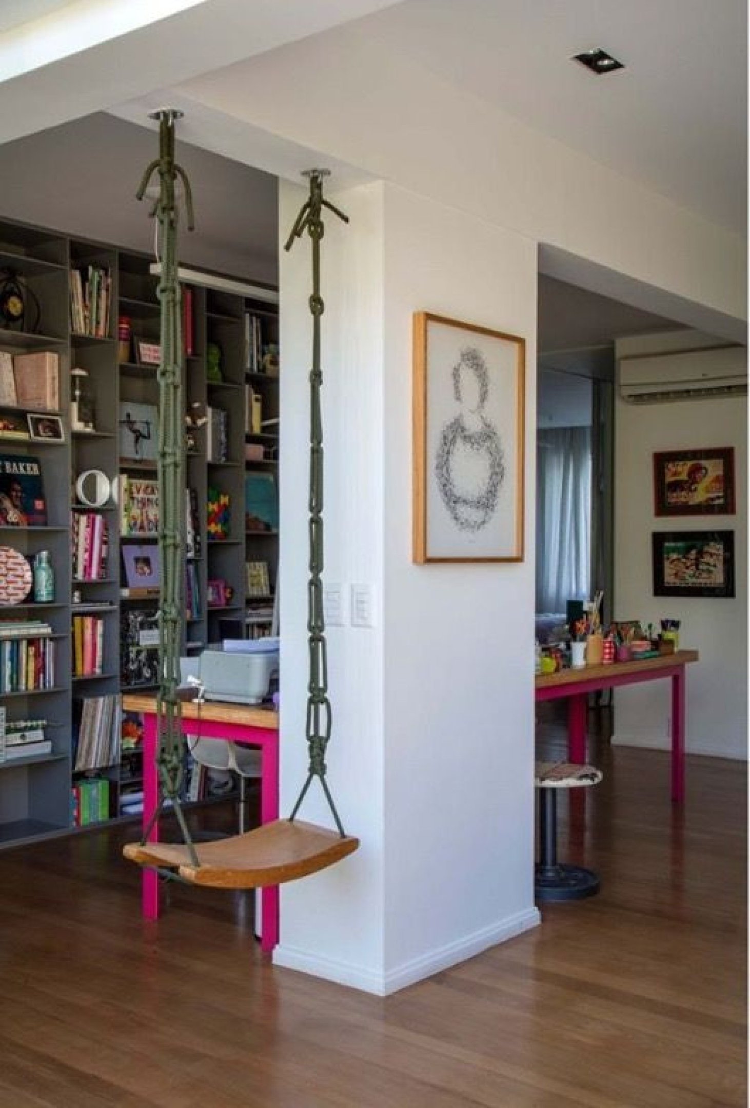 Uma das formas mais criativas de ter uma casa única é colocar um balanço no meio da sala de estar! 