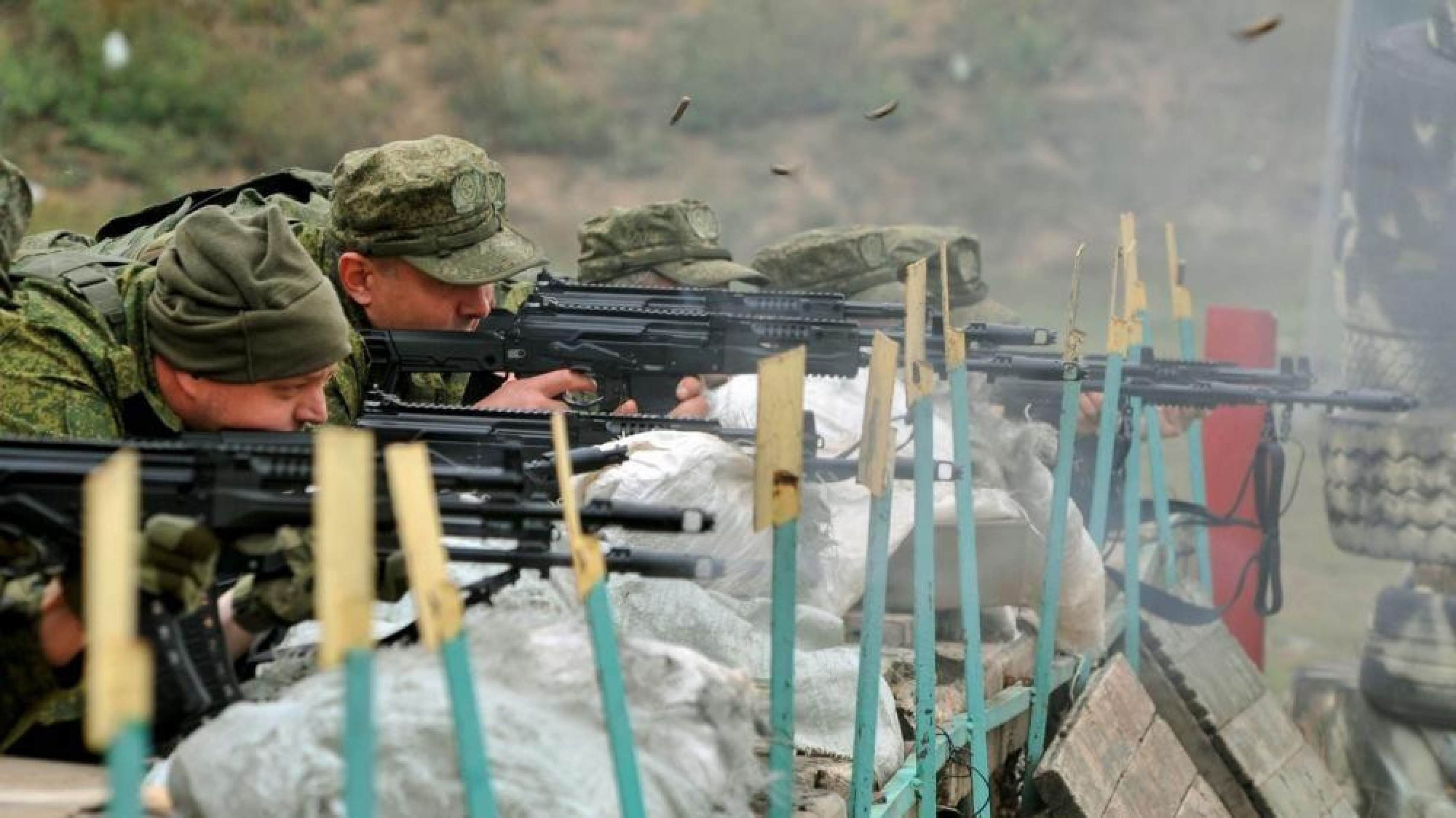 Aldar Bairov (esquerda), Okhunjon Rustamov (C) e Igor Babych foram mortos em um ataque em 20 de fevereiro do ano passado -  (crédito: Arquivo pessoal)