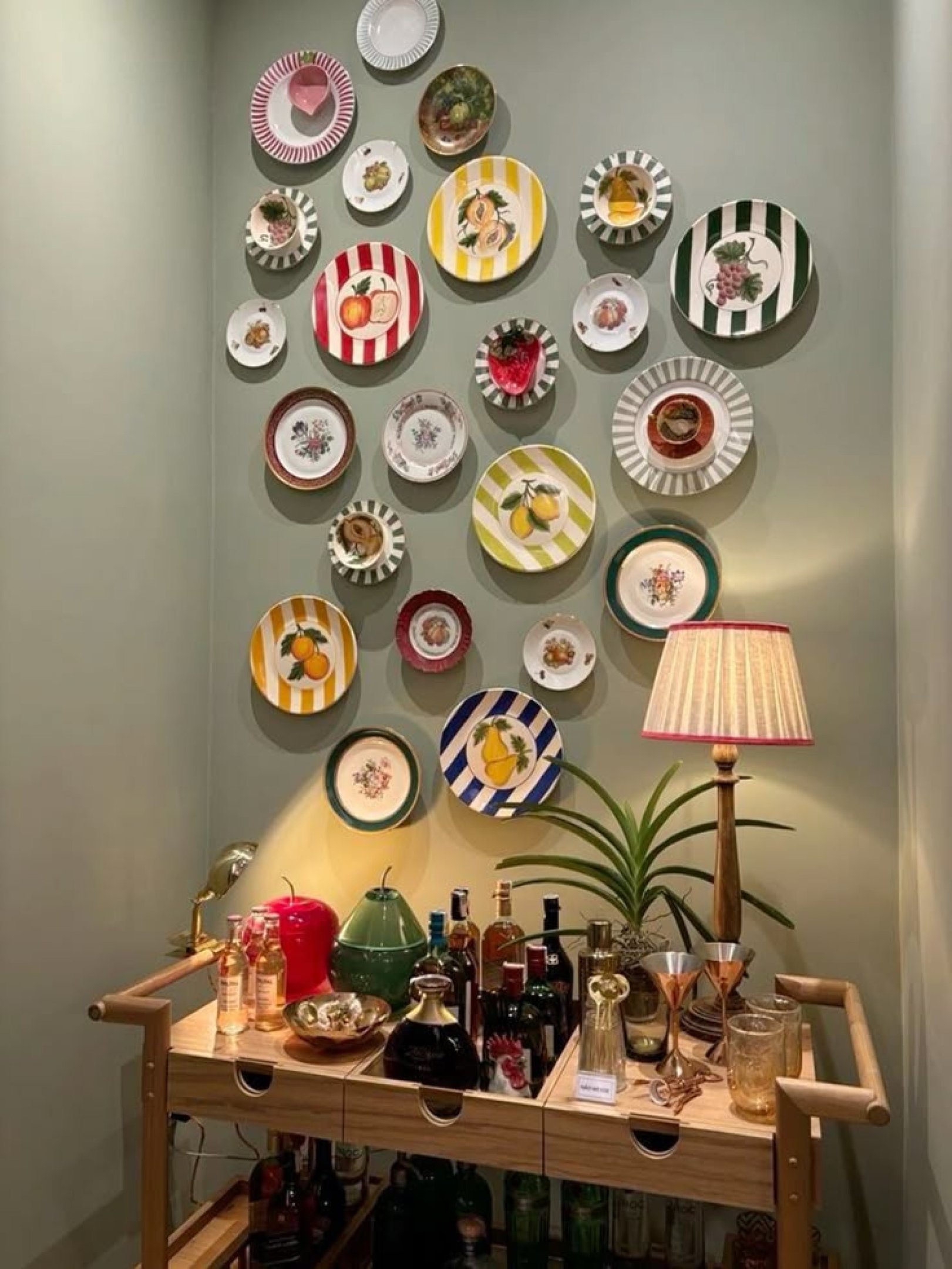 Pratos na parede é uma forma descolada de usá-los 