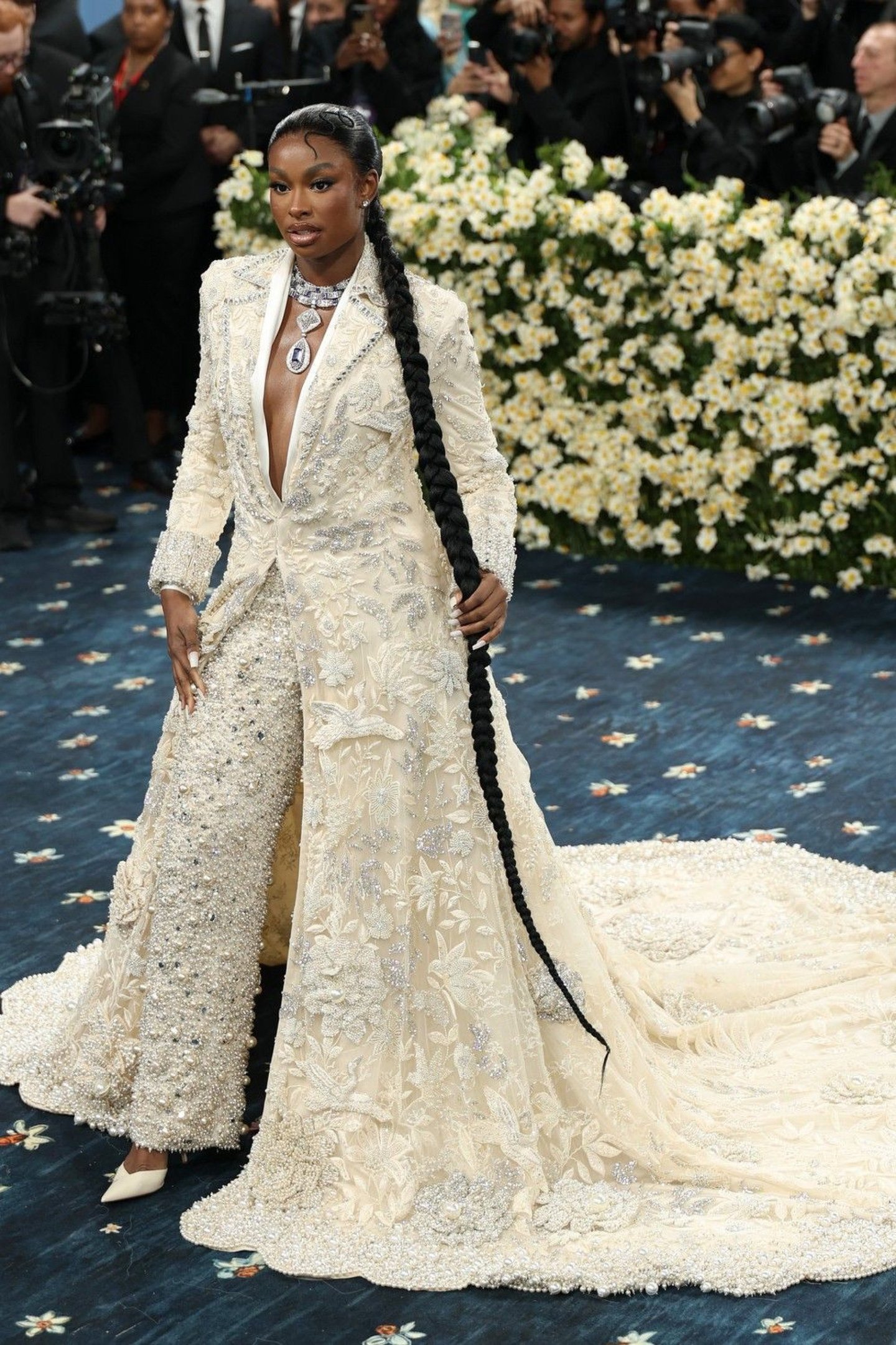 Megan Thee Stallion apostou em um rabo de cavalo dividido em três camadas volumosas, ousado e elegante: