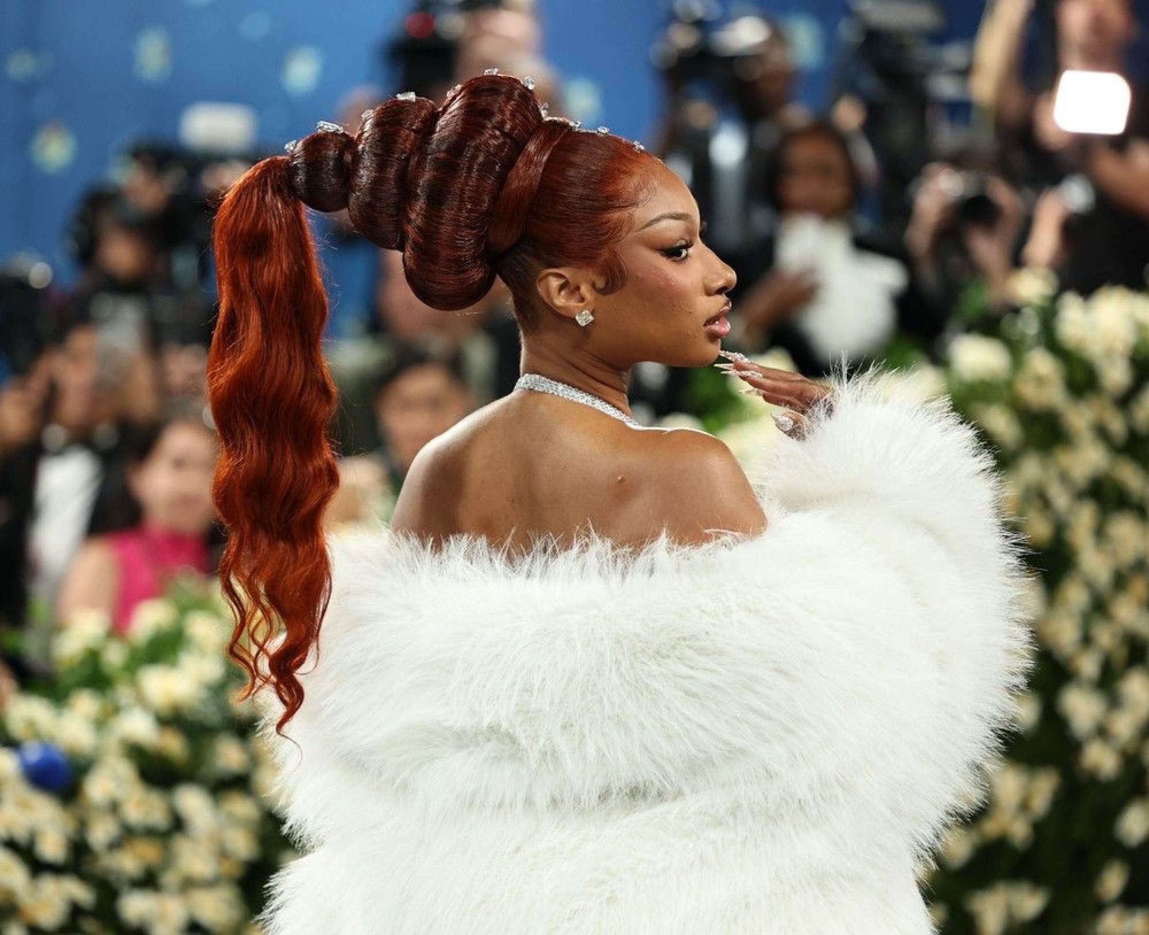 Coco Jones exibiu uma trança extralonga impecável, mostrando como o alongamento pode ser fashion e funcional