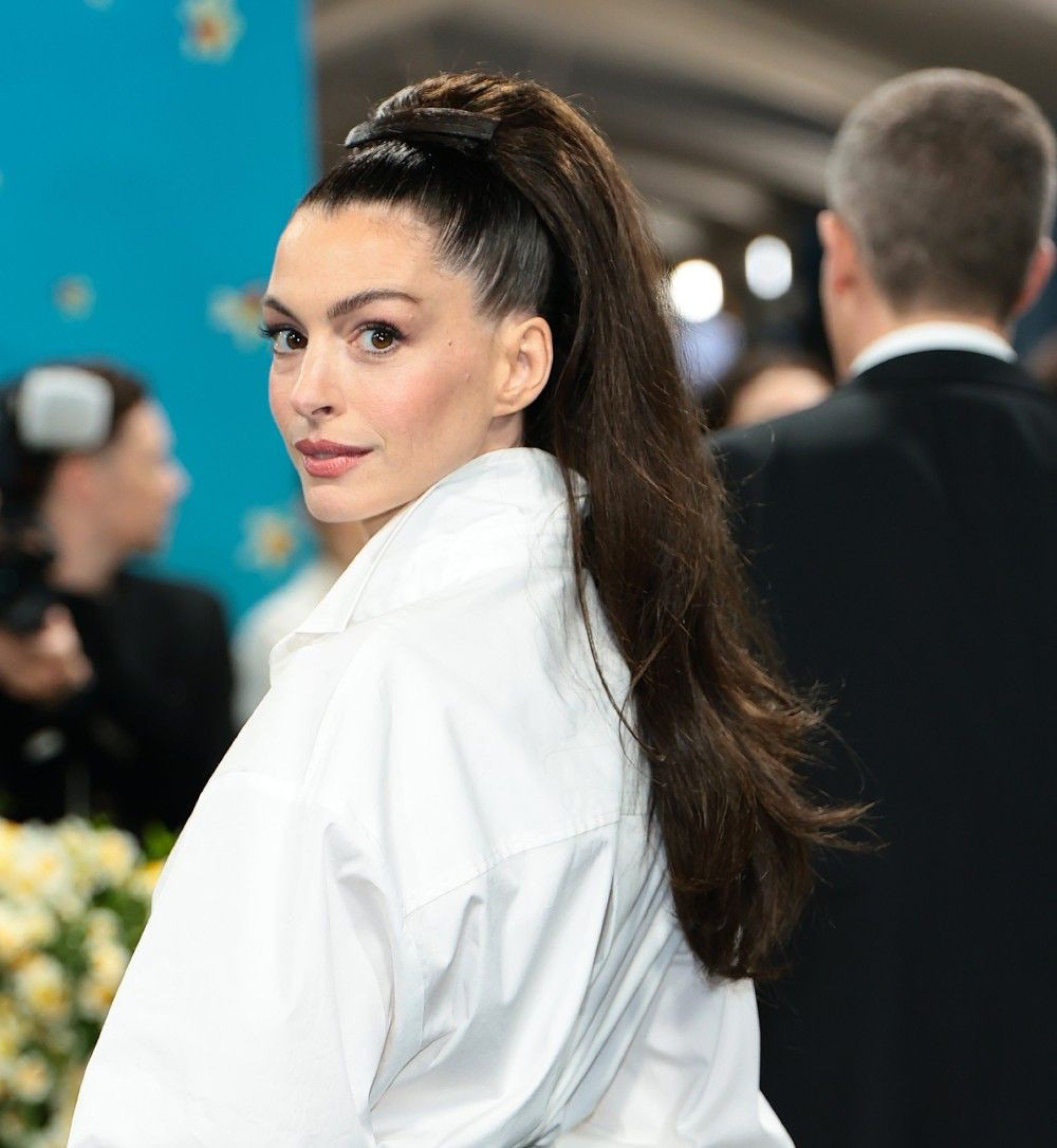 Anne Hathaway trouxe uma versão clássica e sofisticada do penteado, com muito volume e brilho: