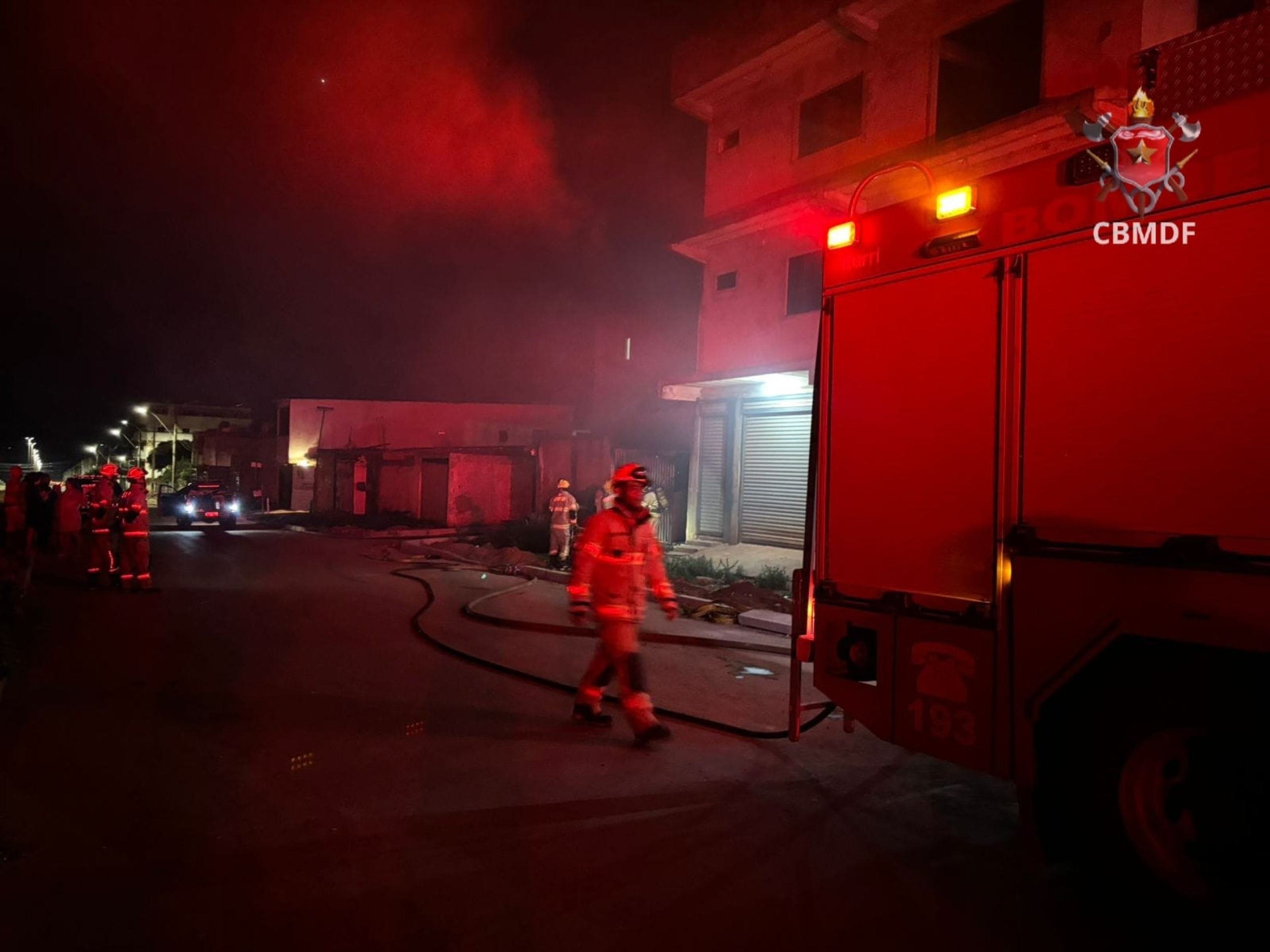 Homem ateou fogo na residência após ameaçar a companheira