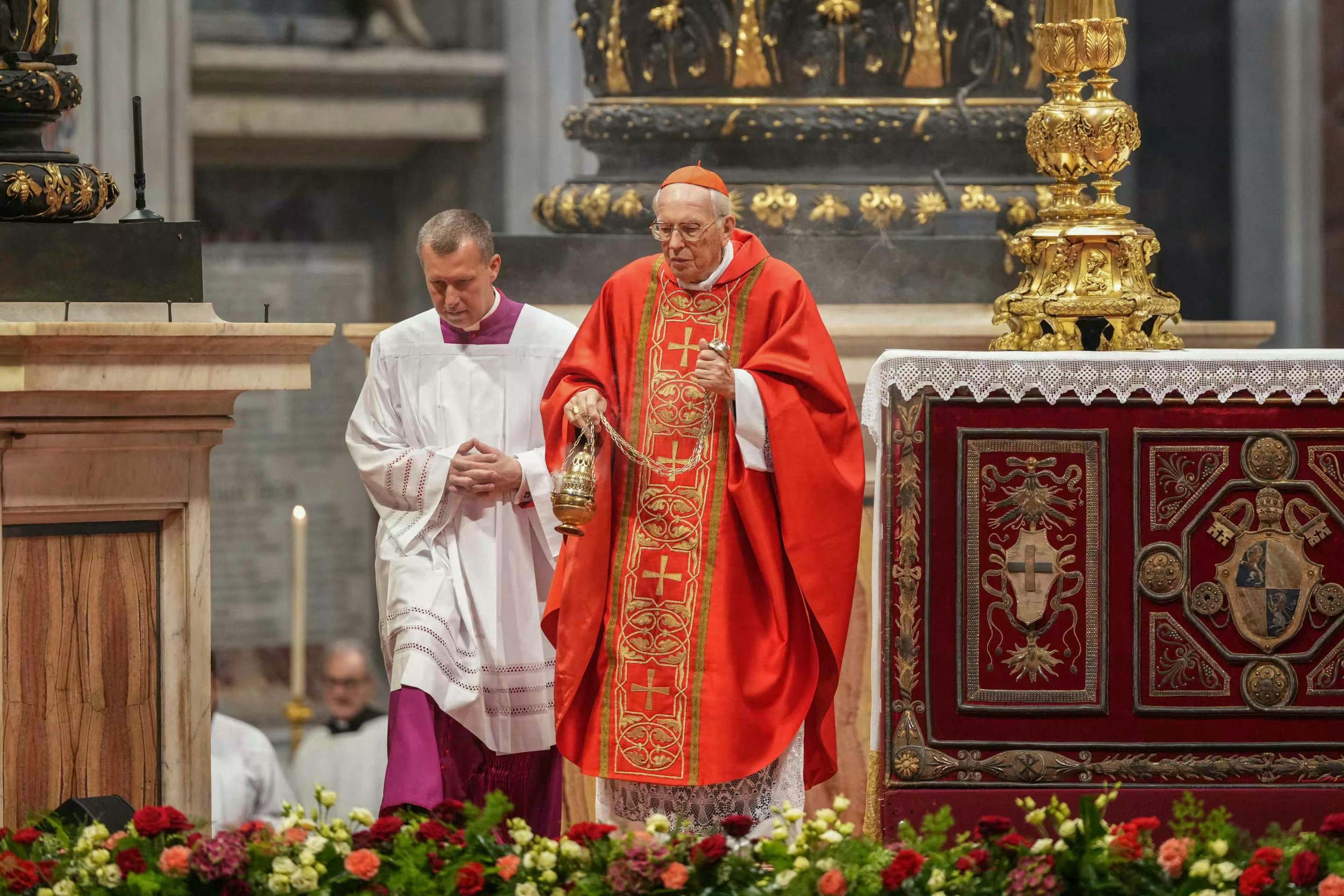 O cardeal Giovanni Battista Re celebra a missa pela eleição do Romano Pontífice, antes do início do conclave, na Basílica de São Pedro, no Vaticano, em 7 de maio de 2025      