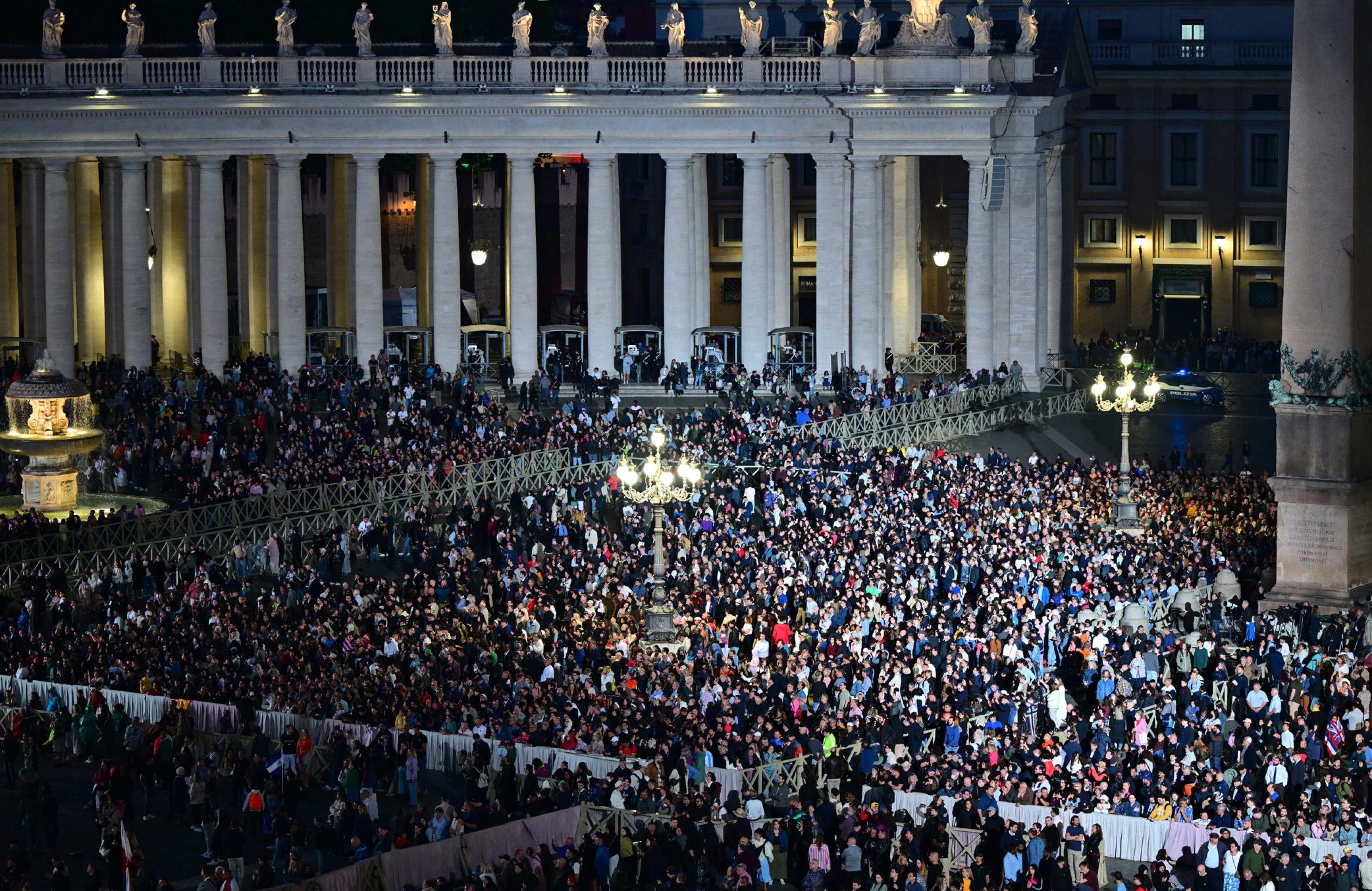  People wait at St Peters Square for smoke signalling the result of the cardinals vote during the conclave in the Vatican on May 7, 2025. (Photo by Andrej ISAKOVIC / AFP)     