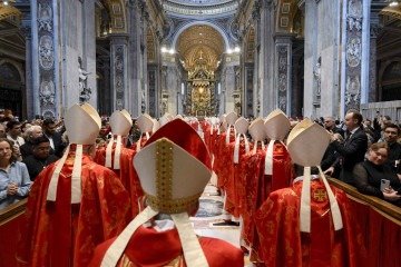 Esta foto, tirada e distribuída em 7 de maio de 2025 pela The Vatican Media, mostra cardeais durante uma missa para a Eleição do Romano Pontífice, antes do início do conclave, na Basílica de São Pedro, no Vaticano       -  (crédito: Francesco Sforza / VATICAN MEDIA / AFP)
