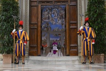 Soldados da Guarda Suíça na entrada da Capela Sistina, antes do fechamento da porta, reaberta apenas após o fim da eleição -  (crédito: AFP)