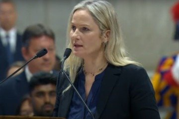 Brasileira Andressa Collet leu oração universal na missa antes do conclave -  (crédito: Reprodução/Vaticano)