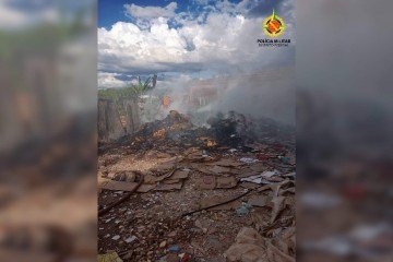 No momento da abordagem, ela foi encontrada deitada no chão, com diversos ferimentos e mãos amarradas -  (crédito: Divulgação/PMDF)