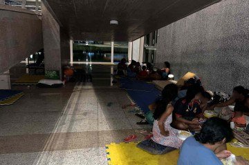 Cerca de 150 pessoas foram afetadas com as derrubadas. Cerca de 16 adultos e 10 crianças estão abrigadas na CLDF
 -  (crédito: Nathália Queiroz)