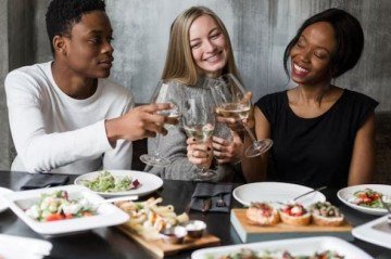 Reuniões de amigos têm diferentes aperitivos, dependendo do país; descubra a preferência de cada um