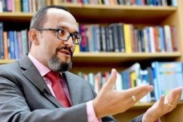Brazilian Federal Prosecutor Vladimir Aras speaks with AFP during an interview in Brasilia on February 20, 2017.   Aras spoke about cooperation agreements with prosecutors from countries related to the gigantic bribery scandal of Brazilian construction company Odebrecht. / AFP / EVARISTO SA -  (crédito: EVARISTO SA/AFP)