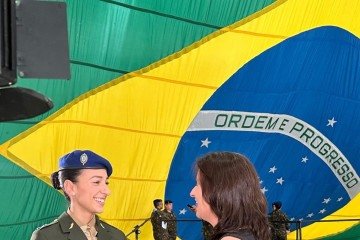 A tenente Emily (E) e sua mãe, Eliane Braz (D), na cerimônia de formação do Cavex