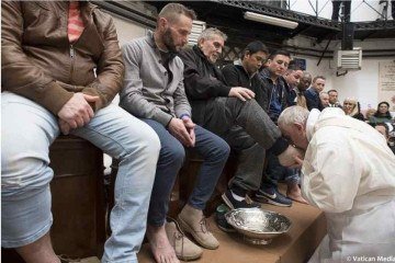 Papa Francisco na cerimônia de lava-pés com 12 presos em 2018 -  (crédito: Vatican Media/AFP)