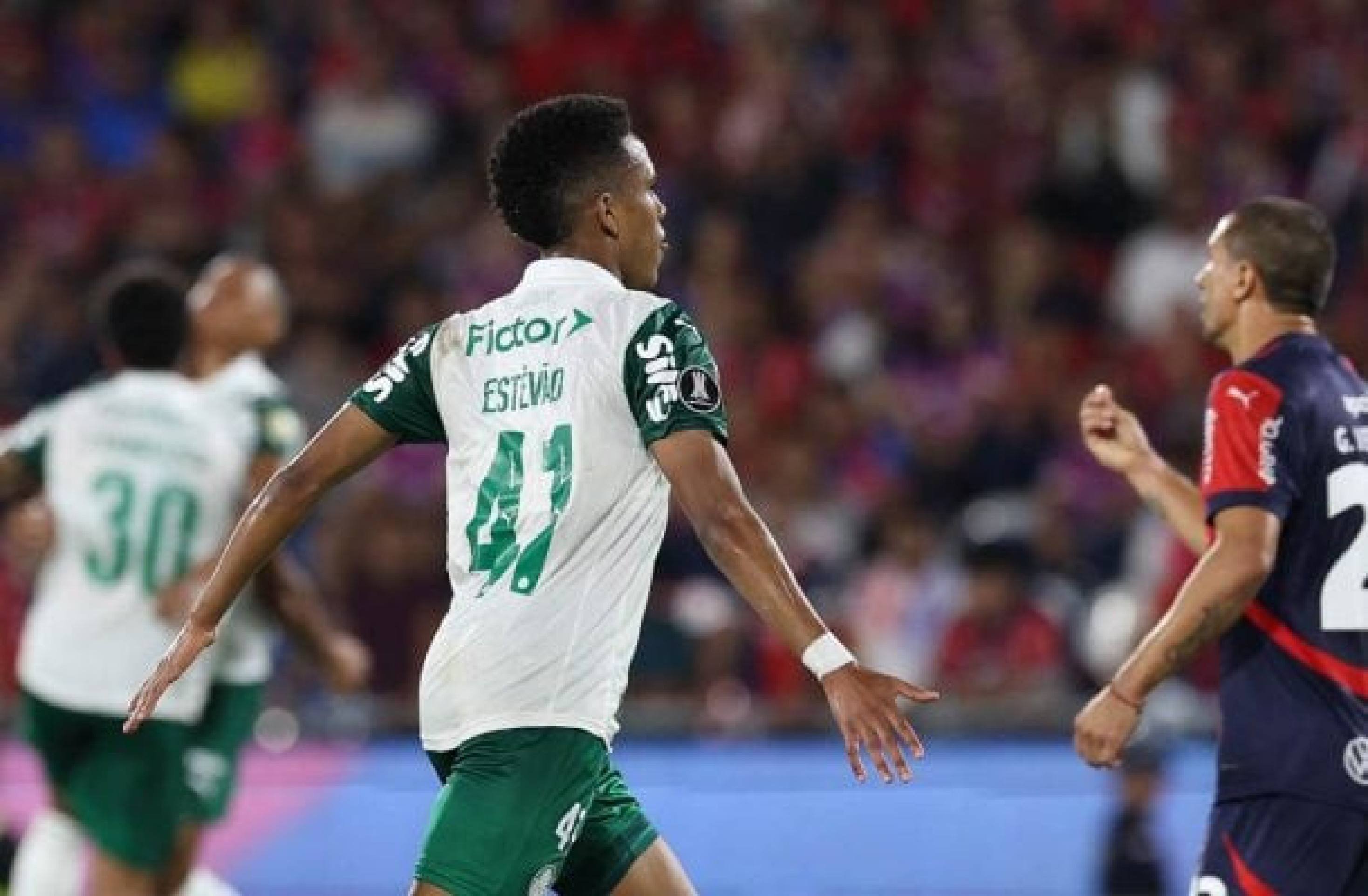 Estêvão comemora seu gol, o primeiro da vitória do Palmeiras em Assunção -  (crédito: Foto: Cesar Greco/Palmeiras)