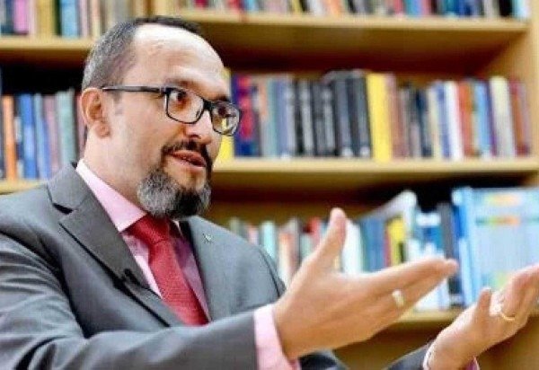 Brazilian Federal Prosecutor Vladimir Aras speaks with AFP during an interview in Brasilia on February 20, 2017.   Aras spoke about cooperation agreements with prosecutors from countries related to the gigantic bribery scandal of Brazilian construction company Odebrecht. / AFP / EVARISTO SA -  (crédito: EVARISTO SA/AFP)