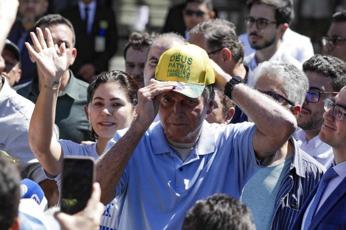O ex-presidente brasileiro Jair Bolsonaro usa um boné com os dizeres O ex-presidente brasileiro Jair Bolsonaro usa um boné com os dizeres