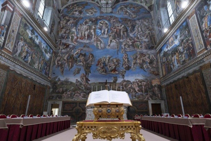 Esta foto tirada e distribuída em 6 de maio de 2025 pela The Vatican Media mostra a Capela Sistina na véspera do conclave no Vaticano - (crédito: Handout / VATICAN MEDIA / AFP) Esta foto tirada e distribuída em 6 de maio de 2025 pela The Vatican Media mostra a Capela Sistina na véspera do conclave no Vaticano - (crédito: Handout / VATICAN MEDIA / AFP)