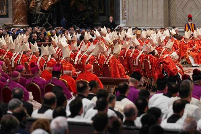 Cardeais participam de uma missa pela Eleição do Romano Pontífice, antes do início do conclave, na Basílica de São Pedro, no Vaticano, em 7 de maio de 2025. - (crédito: Dimitar DILKOFF / AFP) Cardeais participam de uma missa pela Eleição do Romano Pontífice, antes do início do conclave, na Basílica de São Pedro, no Vaticano, em 7 de maio de 2025. - (crédito: Dimitar DILKOFF / AFP)