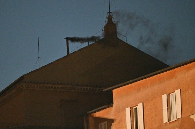 Fumaça preta sobe da chaminé no telhado da Capela Sistina: cardeais não conseguiram eleger um novo pontífice nesta quarta -  (crédito: Andreas SOLARO / AFP)