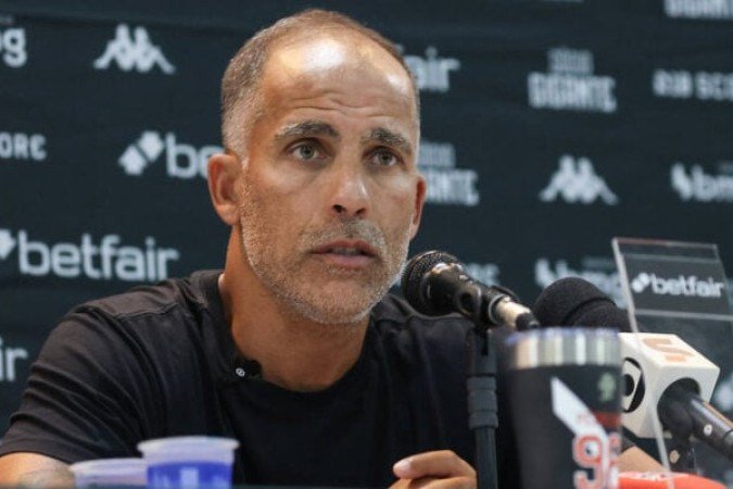 FELIPE LOUREIRO - Opção por um 4-4-2 com losango no meio se demonstrou completamente equivocada. Para surpresa de muitos, voltou do intervalo sem mexidas. Atuação melancólica e vexatória de sua equipe, por mais que não seja o maior dos culpados. NOTA 1,0. Foto: Dikran Sahagian/Vasco