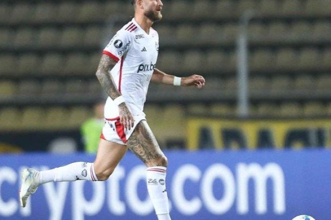 LEO PEREIRA - Correto na marcaÃ§Ã£o e atÃ© fazendo boas ligaÃ§Ãµes diretas (como a que iniciou a jogada que Arrascaeta perdeu gol feito). Mas estava nitidamente inseguro.   NOTA 5,5. Foto: Gilvan de Souza/Flamengo