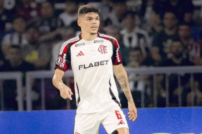 AYRTON LUCAS - Começou ativo no apoio. Mas, aos poucos passou a aparecer menos no ataque. Na defesa, mais baixos do que altos. E foi mal no lance do gol, perdendo a disputa no alto com Verón. NOTA 5,0. Foto: Adriano Fontes / Flamengo