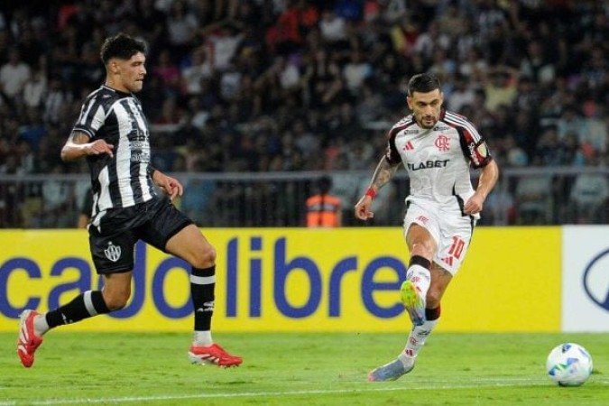 ARRASCAETA - Fez um belíssimo gol. Mas perdeu outro muito mais feito e, depois disso, viveu de altos e baixos.  Ainda assim, o menos pior do time. NOTA 6,5.  fOTO: Foto: Divulgação/Conmebol