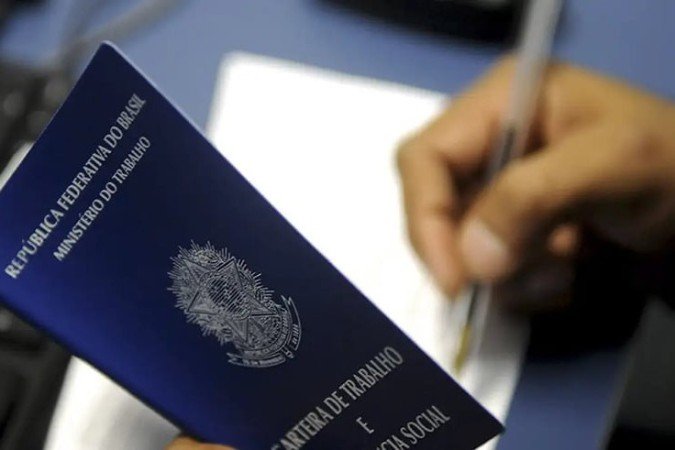 A geração de empregos formais no Brasil em 2024 foi 16,5% maior em comparação ao ano anterior. Segundo dados divulgados pelo Ministério do Trabalho, 1,69 milhão de empregos com carteira assinada foram criados.
- (crédito: Agência Brasil) A geração de empregos formais no Brasil em 2024 foi 16,5% maior em comparação ao ano anterior. Segundo dados divulgados pelo Ministério do Trabalho, 1,69 milhão de empregos com carteira assinada foram criados.
- (crédito: Agência Brasil)