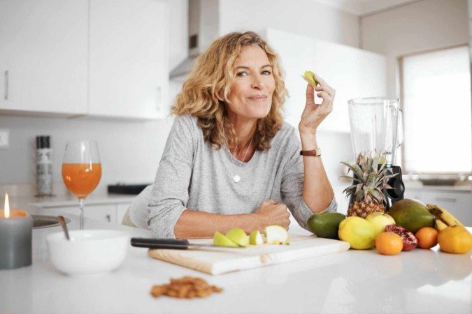 Adotar um padrão alimentar saudável e natural contribui para aliviar dores (Imagem: PeopleImages.com - Yuri A | Shutterstock) - (crédito: EdiCase) Adotar um padrão alimentar saudável e natural contribui para aliviar dores (Imagem: PeopleImages.com - Yuri A | Shutterstock) - (crédito: EdiCase)