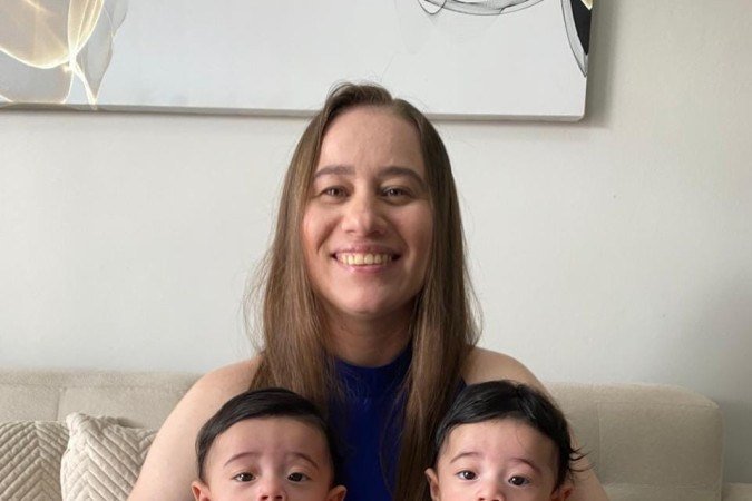 Ana Paula, o marido e os gêmeos 