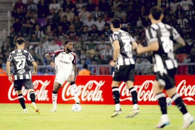 GERSON - Provavelmente sua partida mais apagada no ano. Tirando o passe de cabeça para Arrascaeta perder um gol feito no prmeiro tempo, não fez o seu tradicional belo jogo fluir. E ainda errou alguns passes que quase nunca não erra.  NOTA 5,0. Foto: Adriano Fontes / Flamengo