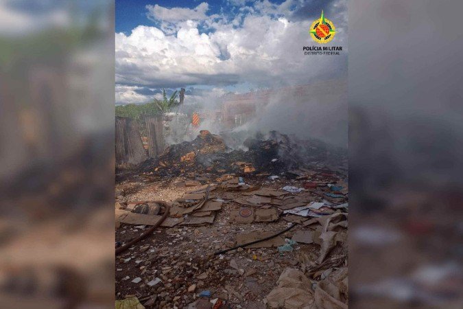 No momento da abordagem, ela foi encontrada deitada no chão, com diversos ferimentos e mãos amarradas - (crédito: Divulgação/PMDF) No momento da abordagem, ela foi encontrada deitada no chão, com diversos ferimentos e mãos amarradas - (crédito: Divulgação/PMDF)