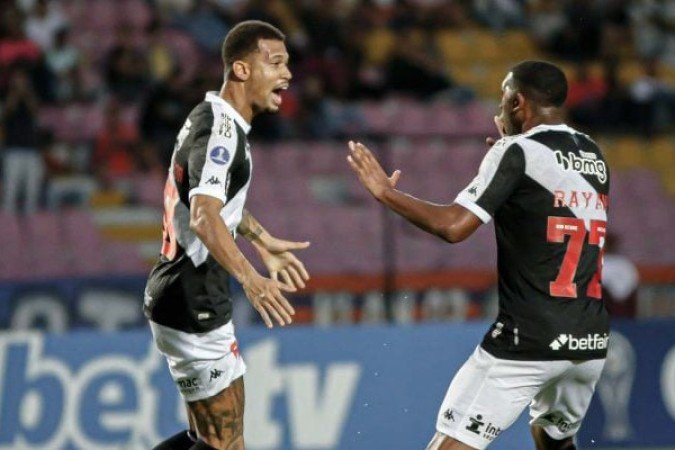 JOÃ?O VICTOR - Chegou a marcar seu gol, mas nÃ£o deu conta do ataque adversÃ¡rio. NOTA 3,5. Foto: Matheus Lima/Vasco