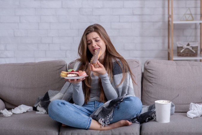 A compulsão alimentar pode trazer diversos problemas de saúde (Imagem: Prostock-studio | Shutterstock) - (crédito: EdiCase) A compulsão alimentar pode trazer diversos problemas de saúde (Imagem: Prostock-studio | Shutterstock) - (crédito: EdiCase)