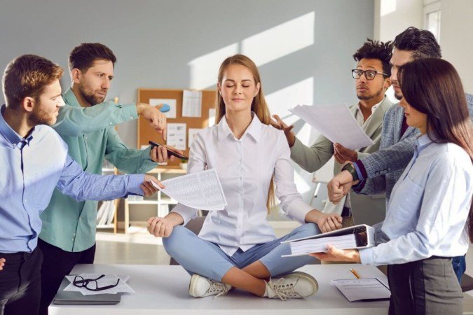 A realização de várias tarefas ao mesmo tempo pode desencadear vários efeitos no corpo e na mente (Imagem: Studio Romantic | Shutterstock) - (crédito: EdiCase) A realização de várias tarefas ao mesmo tempo pode desencadear vários efeitos no corpo e na mente (Imagem: Studio Romantic | Shutterstock) - (crédito: EdiCase)