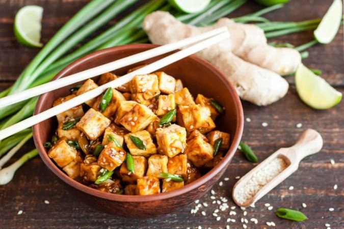 Tofu com gengibre e molho agridoce (Imagem: YuliiaHolovchenko | Shutterstock) - (crédito: EdiCase) Tofu com gengibre e molho agridoce (Imagem: YuliiaHolovchenko | Shutterstock) - (crédito: EdiCase)