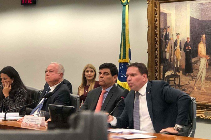 Caso o colegiado aprove o parecer, a matéria seguirá ao plenário da Câmara, onde será necessário o apoio da maioria absoluta para que a ação penal contra Ramagem (à dir.) seja efetivamente suspensa - (crédito: Danandra Rocha/CB/DA Press) Caso o colegiado aprove o parecer, a matéria seguirá ao plenário da Câmara, onde será necessário o apoio da maioria absoluta para que a ação penal contra Ramagem (à dir.) seja efetivamente suspensa - (crédito: Danandra Rocha/CB/DA Press)