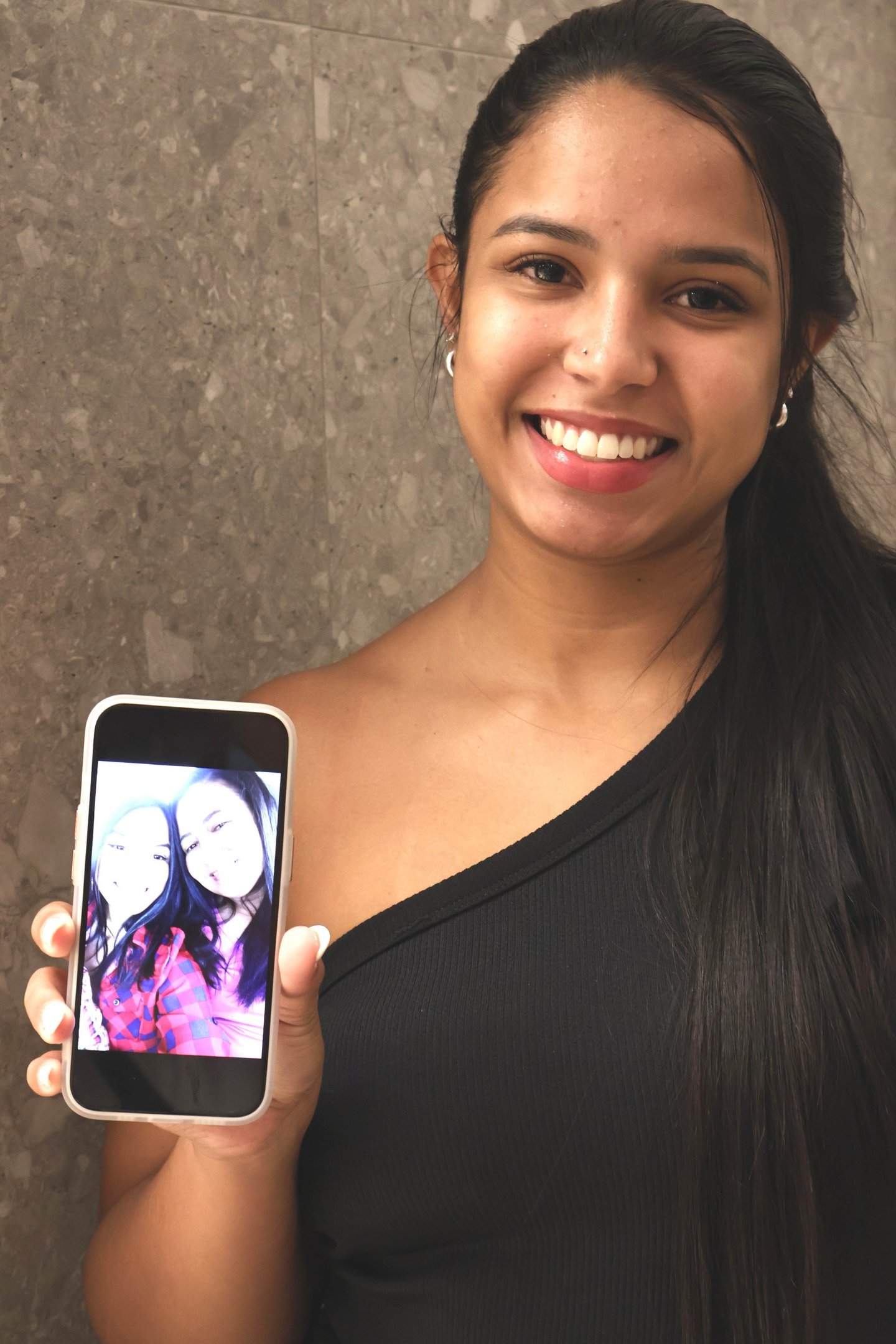 Thamiris dá risadas ao contar que a comida favorita da mãe é um torresmo com uma coca-cola gelada    