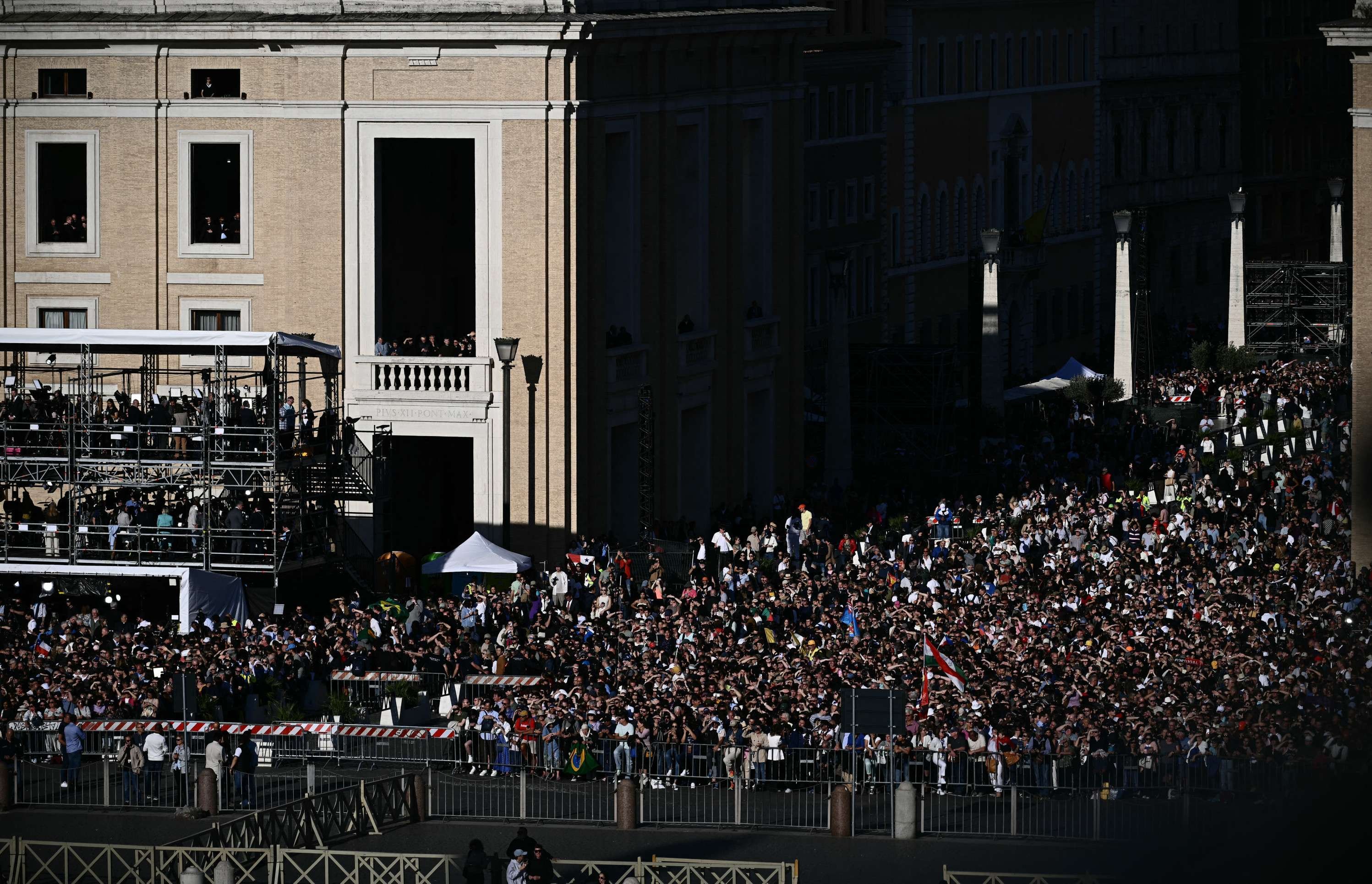 Festa na praça são pedro com decisão do papa no conclave      