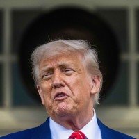  US President Donald Trump takes questions outside the West Wing of White House in Washington, DC, on May 8, 2025. (Photo by Jim WATSON / AFP)
       -  (crédito:  AFP)
