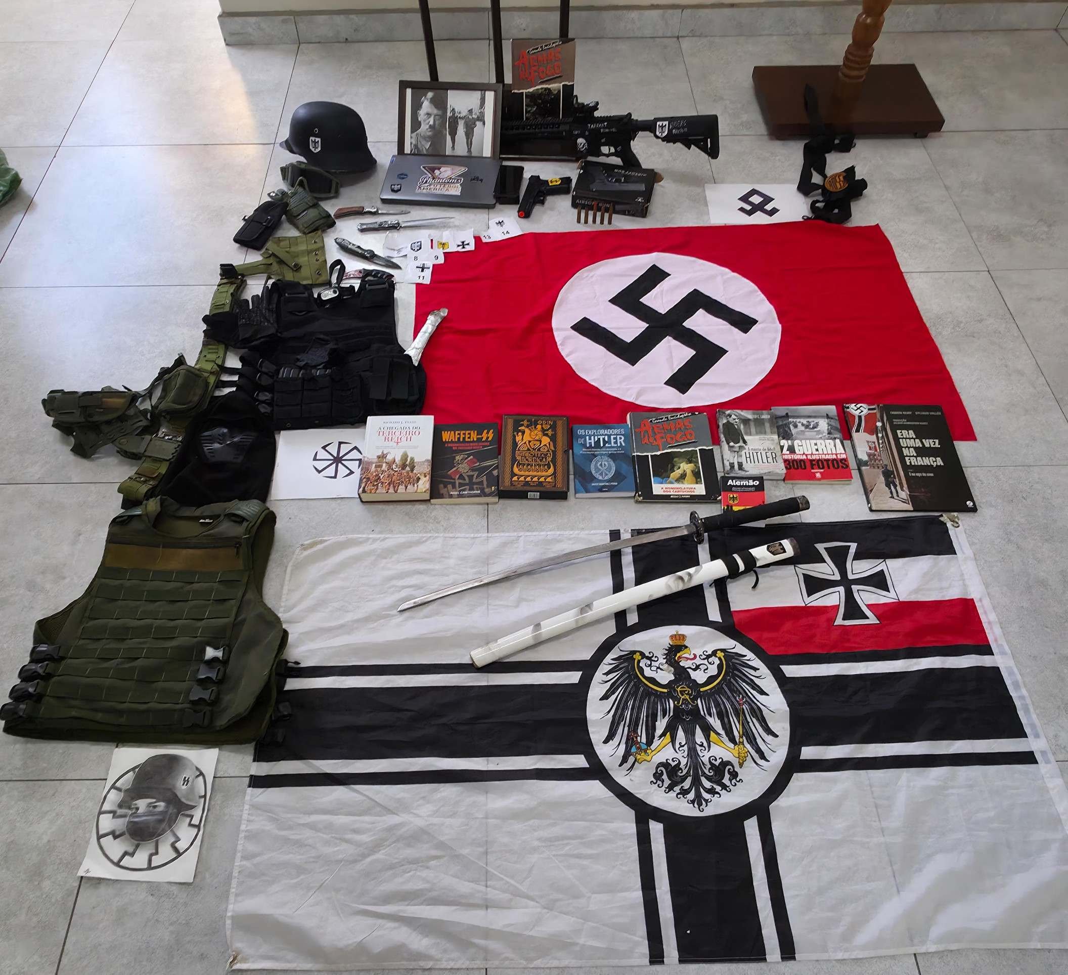 Durante a ação, os policiais apreenderam diversos itens vinculados à ideologia nazista, como bandeiras, desenhos e fotografias de Adolf Hitler