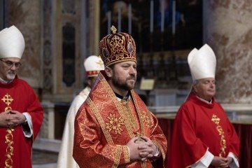 Bychok, embora tenha nascido e se ordenado na Ucrânia, representa a Austrália no conclave -  (crédito: Tiziana FABI / AFP)