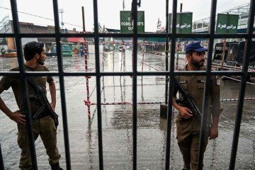 Agentes de segurança isolam uma rua perto do estádio de críquete de Rawalpindi após um suposto drone ter sido abatido em Rawalpindi em 8 de maio de 2025       -  (crédito: Aamir QURESHI / AFP)